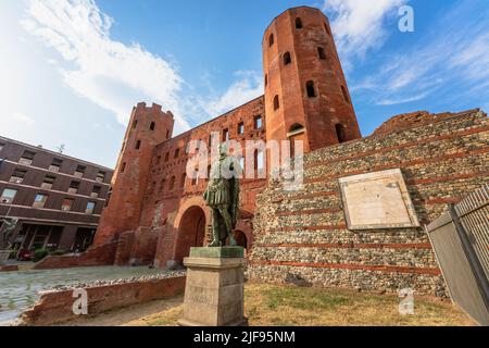 Turin, Italien. 15. Juni 2022. Rückansicht des Palatin-Tores und der Julius Caesar-Statue Stockfoto