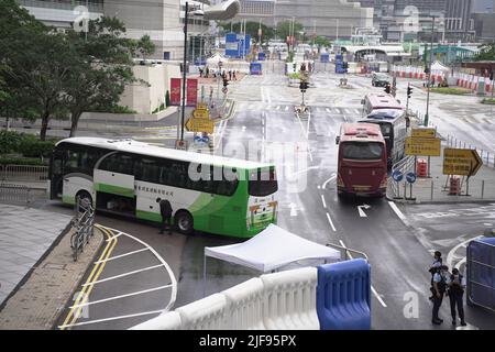 Sicherheitskräfte fegen einen Bus nach Sprengstoff an einem Kontrollpunkt außerhalb des Hong Kong Exhibition Centre, wo Xi Jinping heute war. Der chinesische Staatschef ist in der SAR-Stadt, um an der Zeremonie zum Übergabejubiläum 25. teilzunehmen, sowie an der Vereidigung des neuen Chefs von Hong Kongs, John Lee Stockfoto