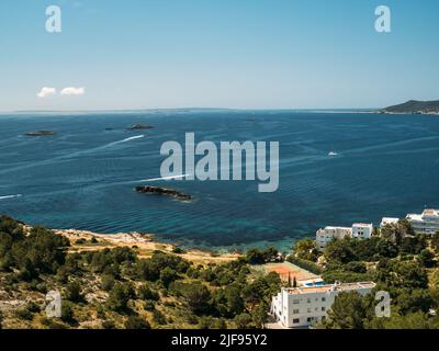 Ibiza Panoramablick auf die Bucht mit Yachten, moderner Wohnanlage und blauem Wasser Stockfoto