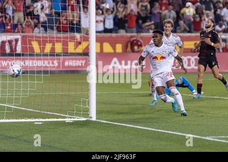 Harrison, USA. 30.. Juni 2022. Serge Ngomo (22) von Red Bulls feiert das Tortreffer während des regulären Saisonspiels der MLS gegen Atlanta United in der Red Bull Arena in Harrison, NJ, am 30. Juni 2022. Red Bulls gewann 2 - 1. (Foto von Lev Radin/Sipa USA) Quelle: SIPA USA/Alamy Live News Stockfoto