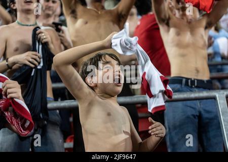 Harrison, USA. 30.. Juni 2022. Der Junge, Fan von Red Bulls, feiert, nachdem das reguläre Spiel der MLS gegen Atlanta United am 30. Juni 2022 in der Red Bull Arena in Harrison, NJ, gewonnen wurde. Red Bulls gewann 2 - 1. (Foto von Lev Radin/Sipa USA) Quelle: SIPA USA/Alamy Live News Stockfoto