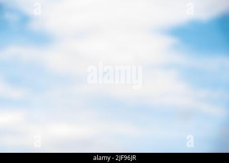 wolkiger Himmel bei sonnigem Wetter. Welt Umwelt Tag Konzept. Natur-Serie im Sommer. Kreative Gradienten Hintergrund für Installation und Design Stockfoto