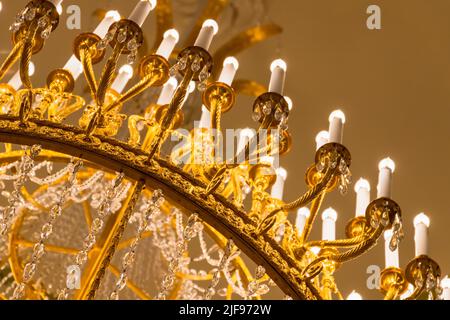 Luxuriöser Vintage-Kronleuchter mit Kerzenlicht und Kristallglas-Dekoration. Nahaufnahme mit selektivem Fokus Stockfoto