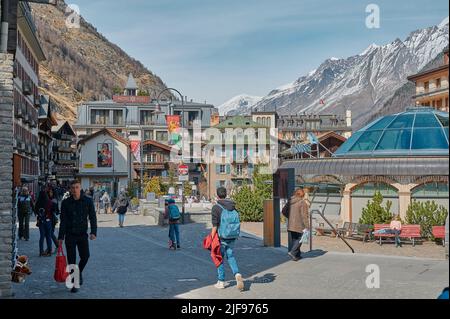 ZERMATT, SCHWEIZ - APR 11, 2022: Eine Landschaft rund um das Stadtzentrum von Zermatt, einer Bergstadt, die für Skifahren, Klettern und Wandern bekannt ist. T Stockfoto