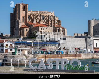 Selfie-Point im Hafen von Castro Urdiales vor der Kirche Stockfoto