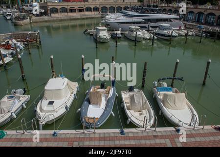 Cattolica Italien 21. Juni 2022: Kleine Boote dockten im Hafen in der römischen Emilia an Stockfoto