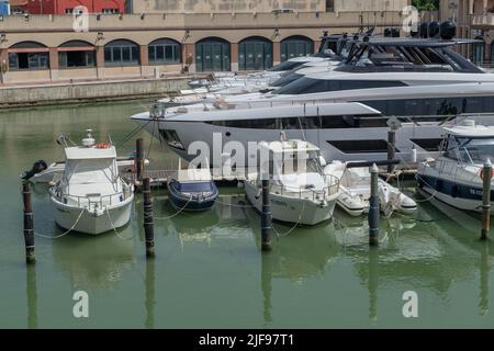 Cattolica Italien 21. Juni 2022: Kleine Boote dockten im Hafen in der römischen Emilia an Stockfoto