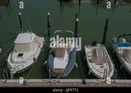 Cattolica Italien 21. Juni 2022: Kleine Boote dockten im Hafen in der römischen Emilia an Stockfoto