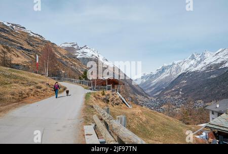 Eine Landschaft rund um das Dorf Furi, ein kleiner Weiler in Zermatt, der für seine Skigebiete, Loipen, Restaurants und Hängebrücke bekannt ist. Das Matterhorn Stockfoto