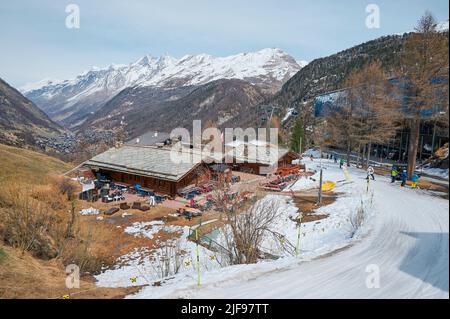Eine Landschaft rund um das Dorf Furi, ein kleiner Weiler in Zermatt, der für seine Skigebiete, Loipen, Restaurants und Hängebrücke bekannt ist. Das Matterhorn Stockfoto