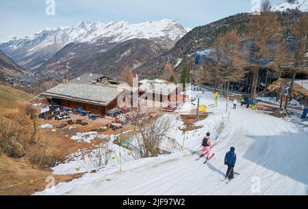 Eine Landschaft rund um das Dorf Furi, ein kleiner Weiler in Zermatt, der für seine Skigebiete, Loipen, Restaurants und Hängebrücke bekannt ist. Das Matterhorn Stockfoto