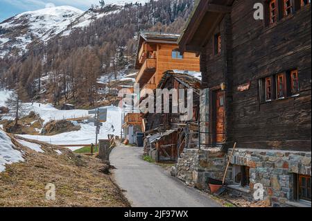 Eine Landschaft rund um das Dorf Furi, ein kleiner Weiler in Zermatt, der für seine Skigebiete, Loipen, Restaurants und Hängebrücke bekannt ist. Das Matterhorn Stockfoto