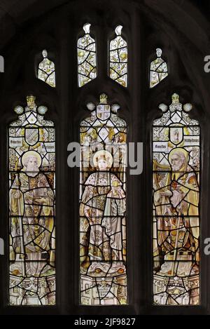 Buntglasfenster von Percy Bacon & Brothers mit den Heiligen Bernius & Aldhelm und König Edward the Martyr, St. Mary's Church, Tarrant Hinton, Dorse Stockfoto