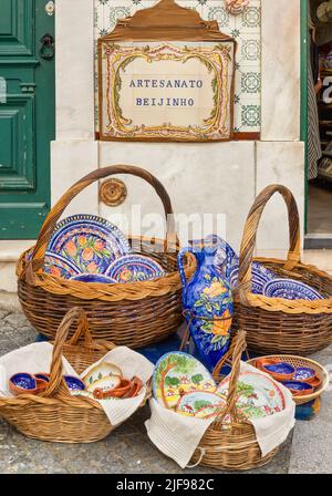 Evora, Bezirk Evora, Alentejo, Portugal. Körbe mit keramischen Souvenirs auf der Straße vor dem Geschäft Artesanato Beijinto. Evora ist ein UNESCO-Weltkulturerbe S Stockfoto