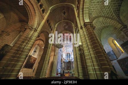 Mittelschiff der Kathedrale von Evora, erbaut zwischen dem 12.. Und 18.. Jahrhundert in romanischen, gotischen, manuelinischen und barocken Baustilen. Evora Stockfoto