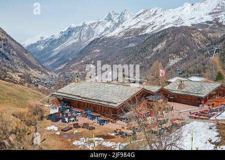 Eine Landschaft rund um das Dorf Furi, ein kleiner Weiler in Zermatt, der für seine Skigebiete, Loipen, Restaurants und Hängebrücke bekannt ist. Das Matterhorn Stockfoto