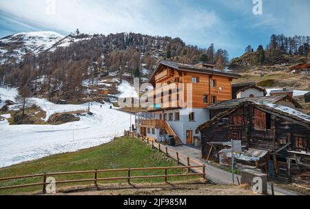 Eine Landschaft rund um das Dorf Furi, ein kleiner Weiler in Zermatt, der für seine Skigebiete, Loipen, Restaurants und Hängebrücke bekannt ist. Das Matterhorn Stockfoto