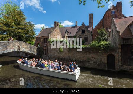 Die Bonifaciusbrücke, eine romantische kleine Ecke von Brügge, wurde Anfang des letzten Jahrhunderts erbaut. Es fügt sich perfekt in die mittelalterlichen Gebäude ein. Stockfoto