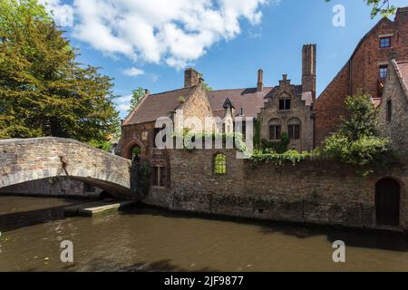 Die Bonifaciusbrücke, eine romantische kleine Ecke von Brügge, wurde Anfang des letzten Jahrhunderts erbaut. Es fügt sich perfekt in die mittelalterlichen Gebäude ein. Stockfoto