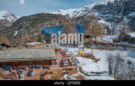 Eine Landschaft rund um das Dorf Furi, ein kleiner Weiler in Zermatt, der für seine Skigebiete, Loipen, Restaurants und Hängebrücke bekannt ist. Das Matterhorn Stockfoto