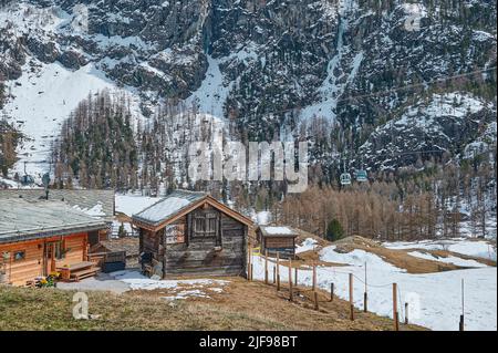 Eine Landschaft rund um das Dorf Furi, ein kleiner Weiler in Zermatt, der für seine Skigebiete, Loipen, Restaurants und Hängebrücke bekannt ist. Das Matterhorn Stockfoto