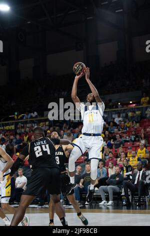 Edmonton, Alberta, Kanada. 30.. Juni 2022. MARLON JOHNSON (11) von den Edmonton Stingers in Aktion während eines regulären Cebl-Spiels, bei dem die Edmonton Stingers die Newfoundland Growlers im Edmonton Expo Center in Edmonton, Alberta, moderierten. (Bild: © Matthew Helfrich/ZUMA Press Wire) Stockfoto