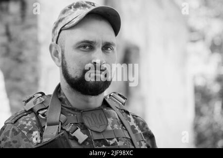 Porträt eines ukrainischen Militärs mit einem Kalaschnikow-Sturmgewehr in den Händen Stockfoto