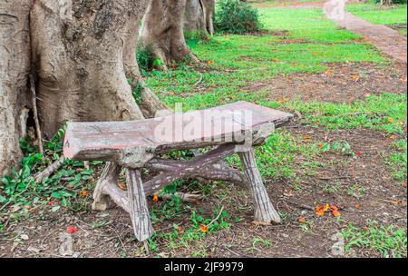 Alter Steinstuhl im grünen Park Stockfoto