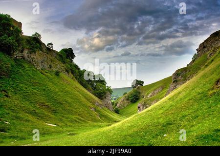 Der Winnats Pass ist ein Hangpass und eine Kalksteinschlucht im Peak District von Derbyshire in der Nähe von Castleton Stockfoto