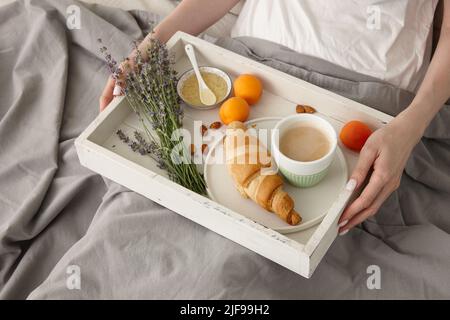 Frau, die morgens im Bett gefrühstückt hat Stockfoto