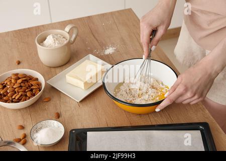Junge Frau, die zum Frühstück frische Erdbeeren im Bett isst Stockfoto