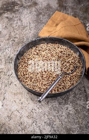 Rote, weiße und braune Quinoa. Stockfoto