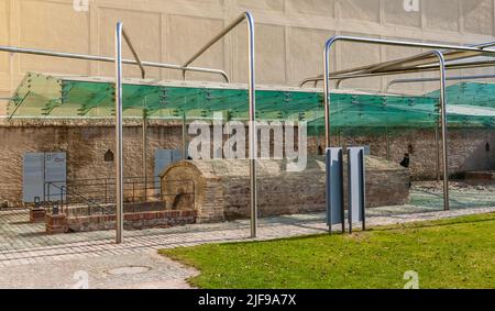 Toller Blick auf die mittelalterliche Mikvah, die zum rituellen Waschen benutzt wurde, im jüdischen Hof von Speyer, Rheinland-Pfalz, Deutschland. Die erste dokumentierte... Stockfoto