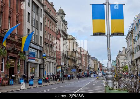 Dublin, Irland - 19 2022. Juni: Stadtzentrum mit ukrainischen Flaggen geschmückt durch den Stadtrat von Dublin, der die Menschen in der Ukraine unterstützt. Protest gegen russische Invasion in der Ukraine. Stehe mit der Ukraine. Stockfoto