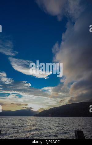 Sonnenuntergang Himmel in der Nähe des Sees Stockfoto