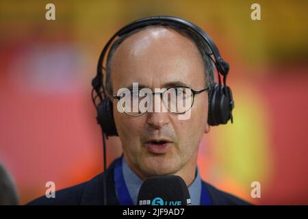 14 Jun 2022 - England gegen Ungarn - UEFA Nations League - Gruppe 3 - Molineux Stadium BBC Radio 5 Live Football-Korrespondent John Murray während der UEF Stockfoto