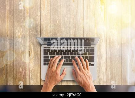 Draufsicht auf Business-Mann Hand arbeiten mit Laptop-Computer auf Holzschreibtisch. Business-Konzept. Doppelbelichtung Stockfoto