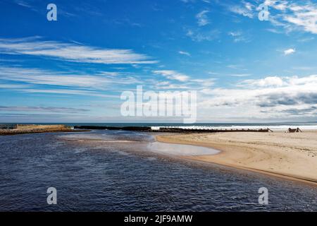 LOSSIEMOUTH MORAY SCHOTTLAND DER FLUSS LOSSIE FLIESST AM EAST BEACH VORBEI INS MEER Stockfoto