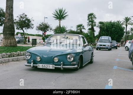 Klassischer und altgedienter deutscher Wagen auf der Straße. Volkswagen Karmann Ghia tipo 34 Stockfoto