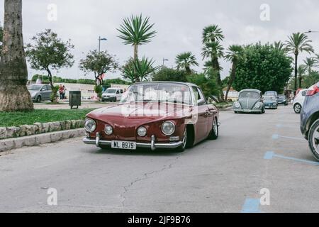 Klassischer und altgedienter deutscher Wagen auf der Straße. Volkswagen Karmann Ghia tipo 34 Stockfoto