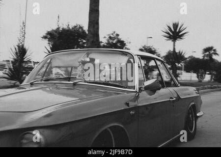 Klassischer und altgedienter deutscher Wagen auf der Straße. Volkswagen Karmann Ghia tipo 34 Stockfoto