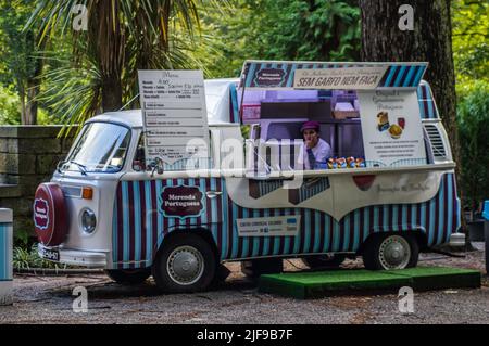 Schöner klassischer Oldtimer auf der Straße. Volkswagen T2 Stockfoto