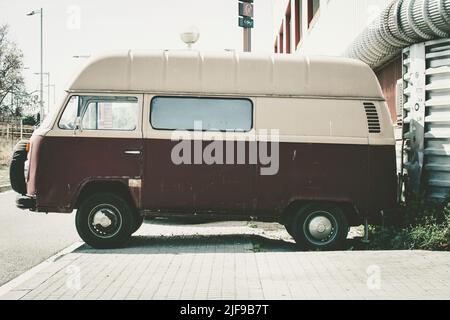 Schöner klassischer Oldtimer auf der Straße. Volkswagen T2 Stockfoto