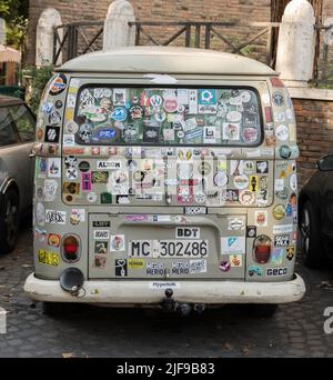 Schöner klassischer Oldtimer auf der Straße. Volkswagen T1 Stockfoto