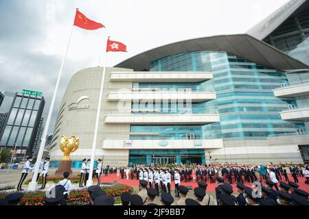 Hongkong. 1.. Juli 2022. Anlässlich des 25.. Jahrestages der Rückkehr Hongkongs in das Mutterland findet am 1. Juli 2022 auf dem Golden Bauhinia Square in Hongkong, Südchina, eine Zeremonie zur Flaggenanhebung durch die Regierung der Sonderverwaltungsregion Hongkong statt. Quelle: Xinhua/Alamy Live News Stockfoto