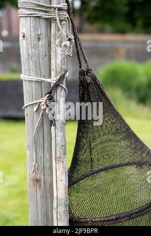 Enkhuizen, Niederlande. Juni 2022. Nahaufnahme der zum Trocknen hängenden Fischernetze. Hochwertige Fotos. Selektiver Fokus. Nahaufnahme. Stockfoto