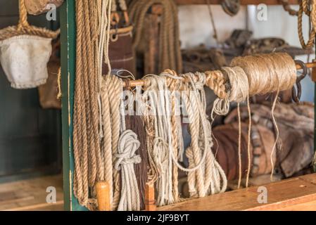 Enkhuizen, Niederlande. Juni 2022. Nahaufnahme verschiedener Linien und Seile. Hochwertige Fotos Stockfoto