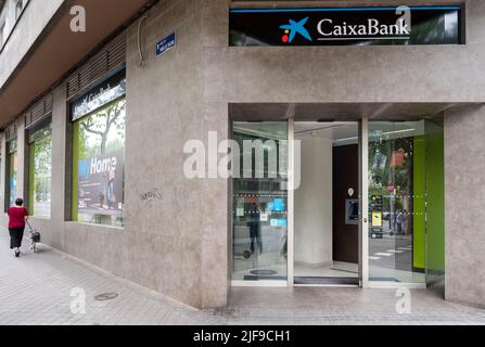 Madrid, Spanien. 22.. Mai 2022. Die größte spanische Sparkasse Caixa Bank (CaixaBank) Niederlassung in Spanien. Kredit: SOPA Images Limited/Alamy Live Nachrichten Stockfoto
