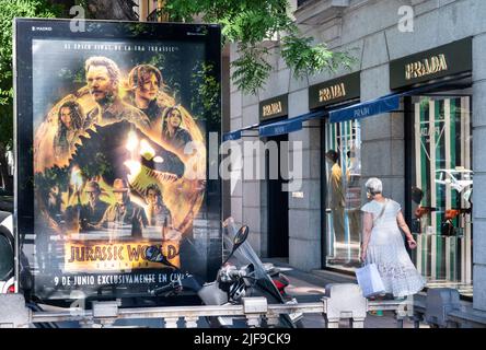 Madrid, Spanien. 10.. Juni 2022. Ein Fußgänger kommt an einem Werbeplakat vorbei, das von Universal Picics vertrieben wird und den neuen Jurassic-Franchise-Film Jurassic World: Dominion in Spanien zeigt. Kredit: SOPA Images Limited/Alamy Live Nachrichten Stockfoto