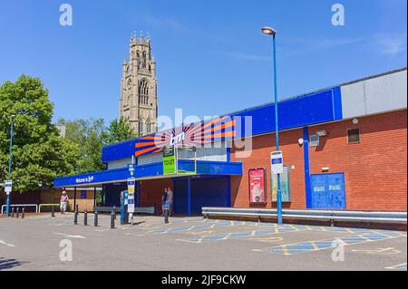 Das abgeschlossene B & M Geschäft mit dem Stumpfturm im Hintergrund an einem sonnigen Tag in Boston Lincolnshire Stockfoto